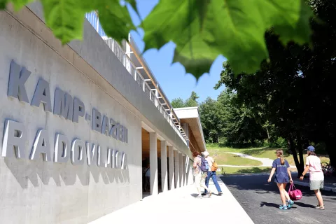 Za večerno rekreacijsko plavanje je radovljiški bazen odprt le med tednom. / Foto: arhiv GG