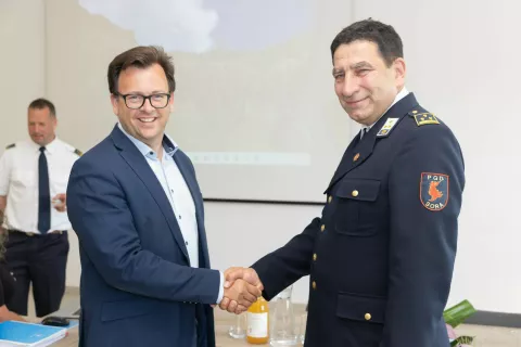 Tako za gradnjo prizidka h gasilskemu domu kot za novo gasilsko vozilo so na vrsti v PGD Sora. V roke sta si segla župan Občine Medvode Nejc Smole in predsednik PGD Sora Primož Šušteršič. / Foto: Peter Košenina