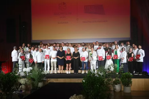 Slavni kulinarični vodnik Michelin je tokrat že šestič zapored izpostavil najboljše slovenske restavracije in ponovno potrdil vrhunsko kakovost, trajnostno usmeritev in raznolikost slovenske gastronomije. V Michelin Guide Slovenia 2025 je uvrščenih kar 72 restavracij, devet več kot lani. / Foto: Alenka Brun