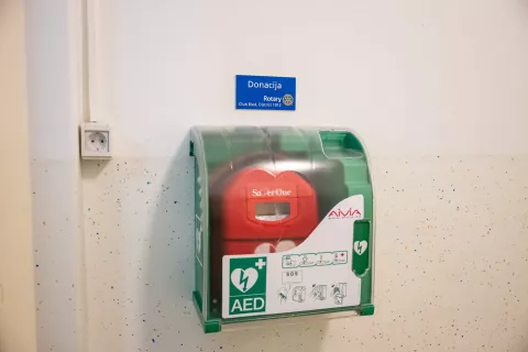Predaja novi defibrilator Gimnazija Jesenice / Foto: Nik Bertoncelj