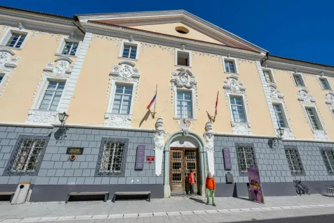 Simbolična fotografija občina Radovljica Radovljiška graščina Linhartov trg / Foto: Nik Bertoncelj