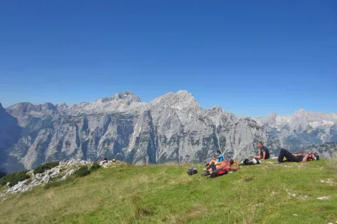 Pogled proti kraljestvu Triglava z vrha Debele peči. / Foto: Jelena Justin