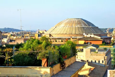 Pogled na rimski Panteon in njegovo kupolo iz betona. Betonsko gradnjo so torej poznali že stari Rimljani, nato pa se je za dolgo pozabila. / Foto: Wikipedija