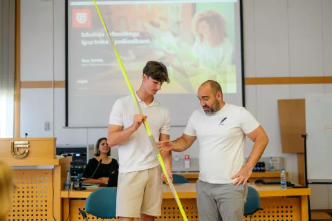 Poseben gost delavnice, metalec kopja Tom Teršek in Peter Mihajlovič z Zavarovalnice Triglav / Foto: Zavarovalnica Triglav