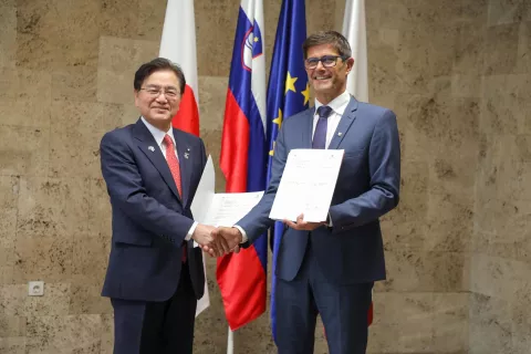 Pismo o nameri pobratenja med mestoma sta župana Kranja in Fukuija Matjaž Rakovec in Shigeru Saigyo podpisala pred letom dni. / Foto: Tina Dokl