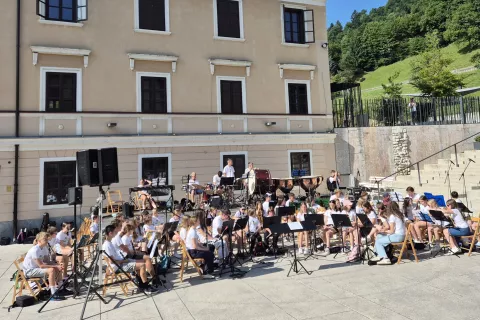 Na odprtju sta zaigrala združena pihalna orkestra iz matične Glasbene &scaron;ole &Scaron;kofja Loka in Glasbene &scaron;ole Železniki. / Foto: Klara Mrak