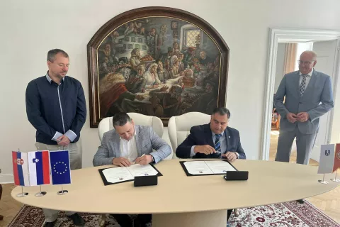Jeseniški župan Peter Bohinec in namestnik župana Valjeva Đorđe Milovanović sta v Kosovi graščini podpisala novo listino o sodelovanju. / Foto: arhiv Občine Jesenice