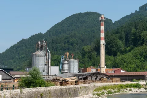 Z rebalansom so v proračunu zagotovili tudi 400 tisoč evrov za odkup poslovnih deležev podjetij Domel in Niko ter nekaterih manjših družbenikov v Toplarni Železniki. / Foto: Simon Benedičič