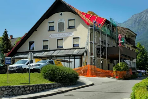 Na stavbi, v katerih je tudi poslovalnica Po&scaron;te Slovenije, trenutno potekajo dela. / Foto: Alenka Brun