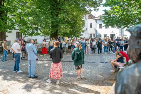 Srečanje so predstavniki slovenskih ljudskih univerz začeli v starem mestnem jedru Radovljice, kjer jih je pozdravil župan Ciril Globočnik. / Foto: Nik Bertoncelj