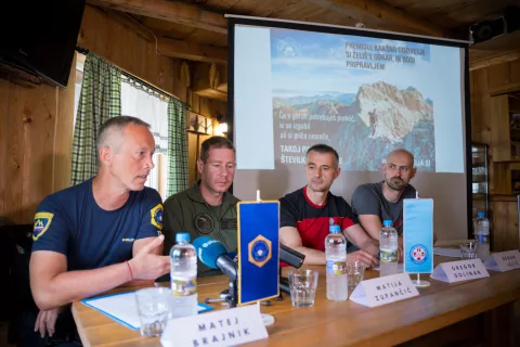 Skupna novinarska konferenca ob začetku poletne planinske sezone - Gorska reševalna zveza Slovenije, Uprava Republike Slovenije za zaščito in reševanje, Slovenska vojska in Policija Slovenije. / Foto: Primož Pičulin