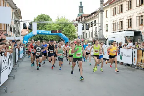 Tek štirih mostov v Škofji Loki je vendarle potekal tudi v tekmovalni obliki. Udeleženci so se z Mestnega trga podali na petkilometrsko progo. / Foto: Tina Dokl / Foto: 