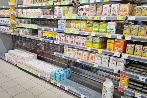 Police z moko so v nekaterih trgovinah bolj prazne kot običajno. / Foto: 