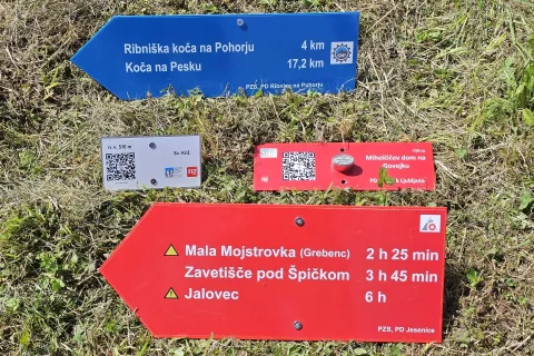 Planinska zveza Slovenije vpeljuje nove usmerjevalne table, kjer je bolje vidna zahtevnost planinskih poti, dodani so tudi logotipi obhodnic ter tablica stojišča s QR-kodo, ki nas poveže z aplikacijo maPZS. / Foto: Manca Ogrin