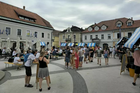 Tradicionalni pivovarski festival KAMnaPIR je gostil kamniški Glavni trg, je pa to neka uvodna napoved v nadaljnje petkove poletne Kul petke v Kamniku. / Foto: Alenka Brun