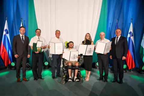 slovesnost občinski praznik Železniki na fotografiji z leve Marko Gasser župan, Vinko Rovtar občinska plaketa, Jože Rakovec priznanje za življenjsko delo prostovoljcev, Aljoša Habjan podpredsednik Športno društvo Selca, Brina Habjan predsednica Klub študentov Selške doline Železniki, Tomaž Močnik zborovodja in organist Mešani cerkveni pevski zbor Župnije Železniki, Marko Lotrič predsednik Državnega sveta / Foto: Tina Dokl