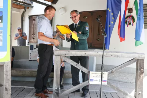 Ob koncu spominske slovesnosti je jezerski župan Andrej Karničar iz rok Mira Štularja prejel še posebno zahvalo. / Foto: Tina Dokl