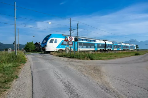 Železniška proga v Žabnici / Foto: Primož Pičulin