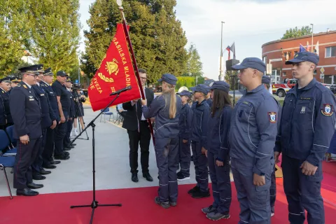 Ob tridesetletnici Gasilske zveze Medvode so mladi medvoški gasilci dobili svoj prvi mladinski prapor. Predal jim ga je njegov boter, župan Medvod Nejc Smole. / Foto: Peter Košenina