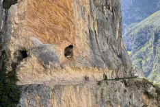 Ruta del Cares je na nekaterih mestih vklesana v navpične sklane stene soteske reke Cares. / Foto: Neža Markelj