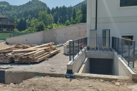 V gospodarskem poslopju sanirajo škodo, ki so jo povzročile poplave pred dvema letoma. / Foto: Jure Ferlan