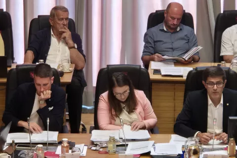 župan Matjaž rakovec (desno) ter podžupana Janez Černe in Manja Zorko, mestni svet Kranj / Foto: Simon &Scaron;ubic