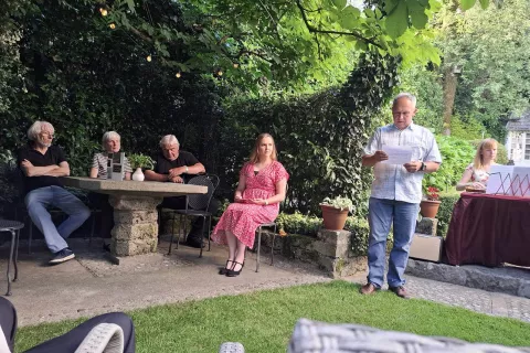 Trije dupljanski umetniki Matjaž Mauser, Metka Vovk Mauser, Branko Bandelj, voditeljica prireditve Katarina Meglič, predsednik KTD Pod krivo jelko Rudi Dovžan in citrarka Teja Škerjanec na odprtju razstave. / Foto: Jože Košnjek