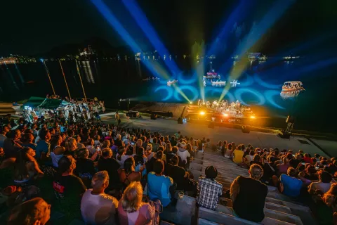 Štiri petkove večere bo Veslaška tribuna gostila koncerte z edinstvenim razgledom. / Foto: Nik Bertoncelj