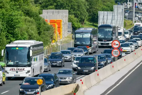 Prometni zastoj avtocesta Jesenice Karavanke Hrušica / Foto: Nik Bertoncelj