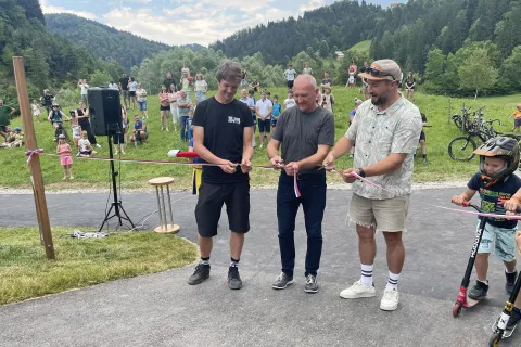 Ob odprtju kolesarskega poligona so slavnostni trak prerezali (od leve): predstavnik izvajalca Anže Bizjak, župan Franci Kranjc in Filip Flisar. / Foto: Tanja Mlinar
