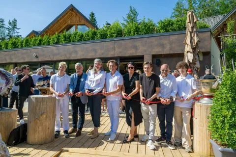 Odprtje po prenovi Jasna Chalet Resort Jezero Jasna Kranjska GoraNa fotografiji iz leve sin, Matjaž Han minister Ministrstvo za gospodarstvo turizem in šport, ???, oče Dominik S. Černjak direktor in lastnik tega družinskega podjetja, Dubravka Kalin generalna direktorica Direktorat za turizem, Domen Prevc smučarski skakalec svetovni rekorder, Luka Vrančič direktor Turizem Kranjska Gora in sin / Foto: Nik Bertoncelj