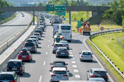 Prometna nesreča uvoz / izvoz avtocesta Hrušica Karavanke JesenicePrometni zastoj avtocesta Jesenice Karavanke Hrušica / Foto: Nik Bertoncelj