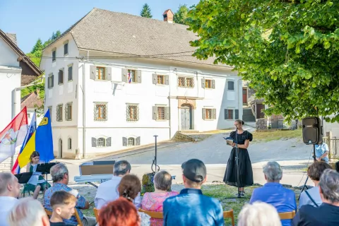 predstavitev knjige dogodek Lovro Toman in roman Iztrgane korenine Kamna Gorica / Foto: Nik Bertoncelj