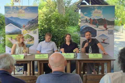 Andrej Karničar, župan Občine Jezersko•	Sara Bitenc, koordinatorka Združenja Kamniško-Savinjske AlpE•	Urša Volk, direktorica podjetja Vizije mobilnosti d.o.o., letošnjega izvajalca storitve Hop on – Hop off okrog Kamniško-Savinjskih Alp•	Rok Teul, direktor rekreacijsko turističnega centra Park Jezersko / Foto: Alenka Brun