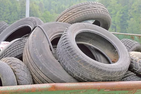 Odpadne avtomobilske gume morajo občani odložiti ločeno. Pri tem imajo dve možnosti: lahko jih brezplačno oddajo pri vulkanizerju (vulkanizerji na področju Gorenjske morajo imeti sklenjeno pogodbo s koncesionarjem za ravnanje z izrabljenimi avtomobilskimi gumami) ali pa pripeljejo v zbirni center za ločeno zbiranje odpadkov (brezplačno največ pet). / Foto: Tina Dokl