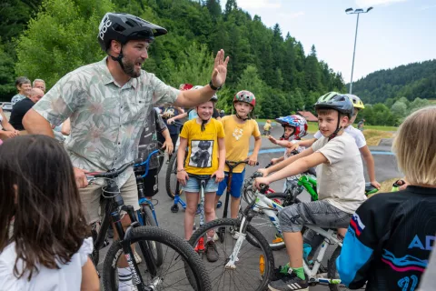 Kolesarski poligon je po uradnem odprtju v družbi žirovskih otrok prvi preizkusil Filip Flisar. / Foto: Primož Pičulin