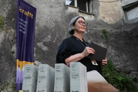 Direktorica festivala Maja Sever je podeljevala nagrade zlato jabolko / Foto: Matic Zorman