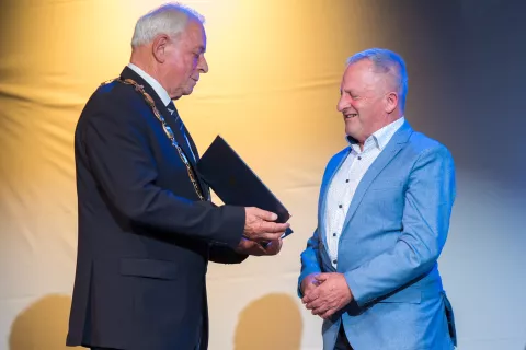 Lani so podelili tudi naziv častni občan občine Cerklje. Prejel ga je Jani Grilc. / Foto: Primož Pičulin