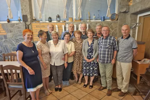 Dijakinje in dijaki 4. B razreda Gimnazije Kraj na srečanju ob 60 – letnici mature. Od leve prva vrsta: Marija Šetinc, Marija Perčič, Stanka Toporiš, Ana Marija Polajnar, Darja Tavčar, Breda Šumi, Jože Košnjek in Matija Juvan. Druga vrsta (od leve) Stane Gros, Jože Zabret, Vasko Repinc in Leo Suchy. / Foto:  