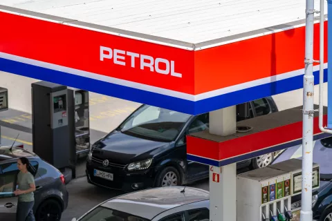 Simbolična fotografija bencinska postaja Petrol in tankanje / Foto: Nik Bertoncelj