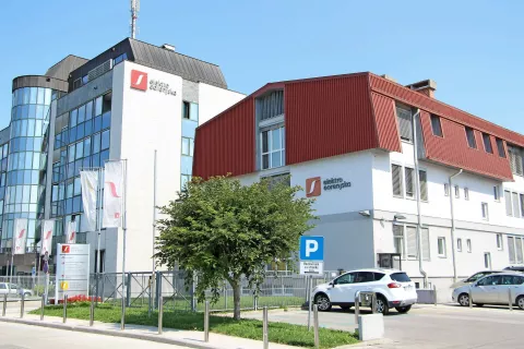 K projektu, ki najšibkejšim omogoča enkraten odpis dolgov, je pristopilo že več kot sedemdeset podjetij in občin, med njimi Elektro Gorenjska in Elektro Gorenjska Prodaja. Na ministrstvu potencialnim upravičencem svetujejo, naj preverijo, ali so med temi tudi njihovi upniki. / Foto: 