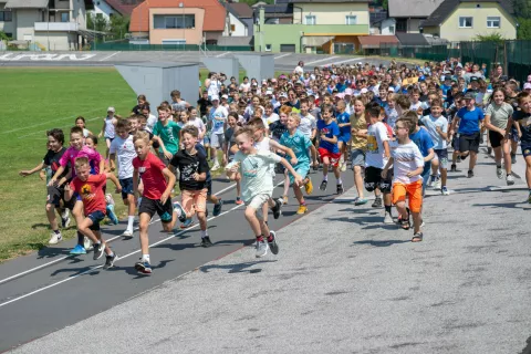 Slovenski olimpijci na osnovnih šolah, obisk Vesne Fabjan na OŠ Stražišče / Foto: Primož Pičulin