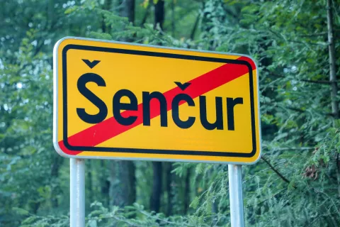 simbolična prometni znak Šenčur / Foto: Tina Dokl