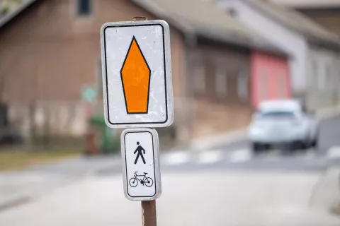 Delna zapora državne ceste Jesenice med krožnim križiščem in TVD Partizanom / Foto: Nik Bertoncelj