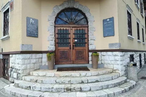 Spominsko ploščo zidarskemu mojstru Boštjanu Belcijanu so odkrili na pročelju stavbe, ki jo še danes imenujejo dom. V njej ima svoje prostore tudi občinska uprava. / Foto: Mateja Adamič