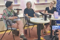 Na predstavitvi knjige so sodelovali dr. Zdenka Čebašek-Travnik, dr. Saša Novak in urednica Saša Britovšek, ki je vodila pogovor. / Foto: Katja Dolenc