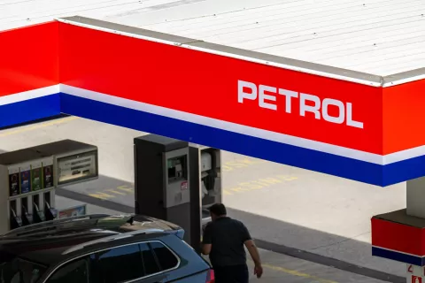 Simbolična fotografija bencinska postaja Petrol in tankanje / Foto: Nik Bertoncelj