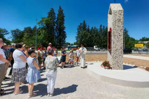 Ob blagoslovu je za krajši kulturni program poskrbel domači cerkveni pevski zbor, župnik Pavel Okoliš pa je povedal tudi nekaj o preteklosti, o prvi kapeli, ki je sicer stala na drugem mestu ob takrat še lesenem mostu. / Foto: Alenka Brun