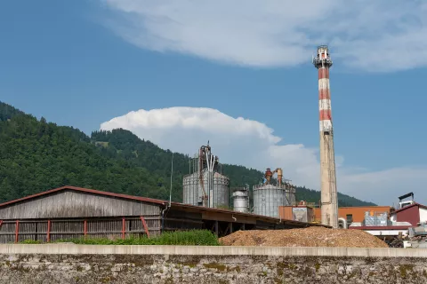 Toplarna Železniki ogreva številna gospodinjstva in tudi javne objekte – od šole, športne dvorane do bazena. / Foto: Simon Benedičič