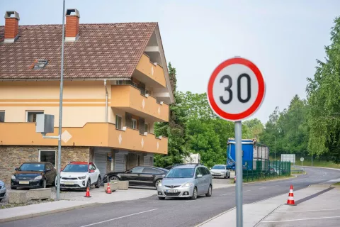 Domačini zahtevajo, da omejitev hitrosti zvišajo na 50 kilometrov na uro / Foto: Nik Bertoncelj